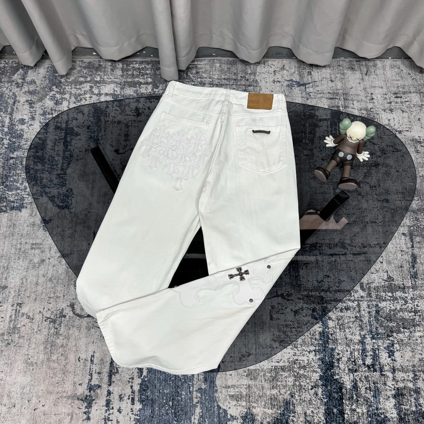 P280 Chrome Hearts/Chrome Hearts 25FW CH top denim large cross leather jeans (white) Chrome Hearts white cow king jeans Chrome Hearts' most popular color pants are made of beaded canvas fabric. Heavy washing makes the upper body of the fabric more textured and the pants are tall and straight! The three-dimensional cutting of the whole trousers is a masterpiece! The hardware is customized by zp. The beaded canvas fabric is thick and soft after being washed. It has good breathability. Customized small leather label. Unique design. The details are in place, simple and elegant, and the workmanship is exquisite. The whole trousers are neatly routed and the details are in place. Look for the correct version. Size: 28 30 32 34 (corresponding to s-xl) Detailed size can be found in Figure 9